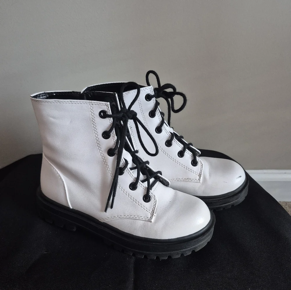 Shoes - Picture 3 of 4